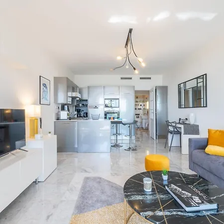 Rare! Exquisite 2-bd Facing The Sea Apartment
