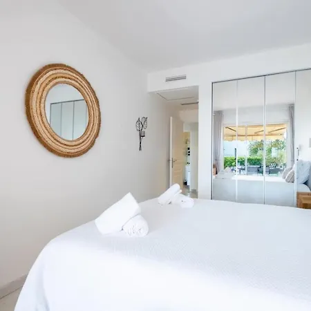 Apartment Rare! Exquisite 2-bd Facing The Sea