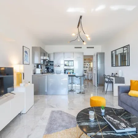 Rare! Exquisite 2-bd Facing The Sea *